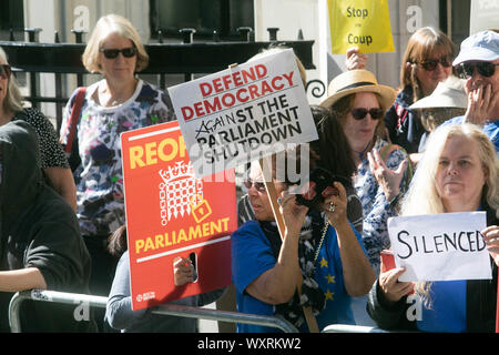 Pro bleiben Demonstranten halten Plakate hoch, da sie außerhalb der Oberste Gerichtshof in London zu Beginn der Anhörung Beschwerden gegen schottischen und englischen Gerichte Entscheidungen der Regierung proroguing des Parlaments demonstrieren. Stockfoto