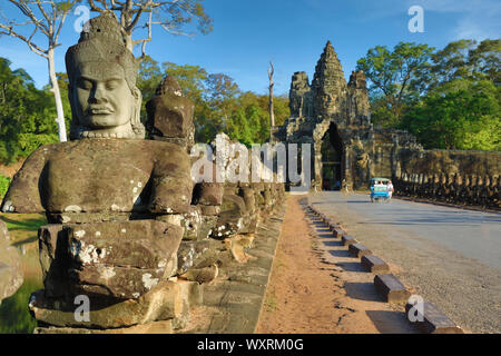 Reihe von Skulpturen Tor Hüter auf der Brücke, Südtor von Angkor Thom Komplex, Kambodscha Stockfoto