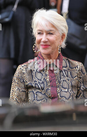 London, UK, 15. September 2019. Helen Mirren kommt für die Victoria Beckham zeigen, Frühling/Sommer 2020, London Fashion Week Stockfoto