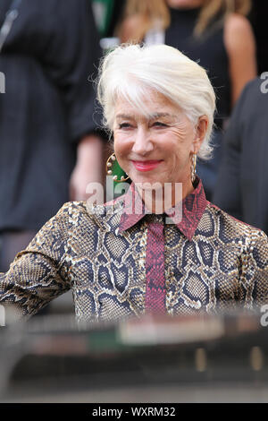 London, UK, 15. September 2019. Helen Mirren kommt für die Victoria Beckham zeigen, Frühling/Sommer 2020, London Fashion Week Stockfoto