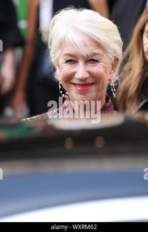 London, UK, 15. September 2019. Helen Mirren kommt für die Victoria Beckham zeigen, Frühling/Sommer 2020, London Fashion Week Stockfoto