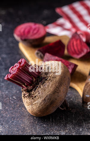 Leckere rohe Rote Bete auf alten Küchentisch. Stockfoto