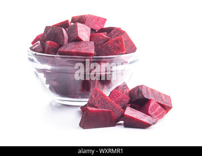 Leckere rohe Rote Bete. Rote Bete in Scheiben geschnitten auf weißem Hintergrund. Stockfoto