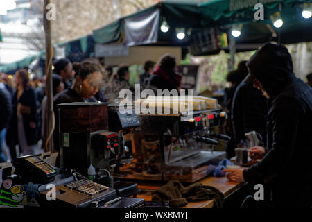 Spezialität heißen Kaffee an einem kalten Tag im Borough Markt Southwark, London Stockfoto