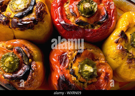 Frisch gebackene gefüllte Paprika mit Linsen und Reis, in einem Glas Auflaufform. festliche veganes Essen Stockfoto