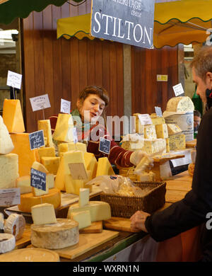 Abschaltdruck Inhaber Verkauf von Käse zu einem Kunden, Borough Markt, Southwark, London Stockfoto