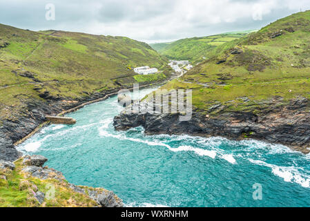 Die spektakuläre Aussicht von der Spitze des Warren zeigen in Richtung Boscastle Harbour Eingang und das Dorf jenseits, North Cornwall, England, UK. Stockfoto