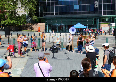 All-Buchse Messing Queens Band tritt am Foley Square mit einer Masse von Hörern im Sommer Straßen in Manhattan am 10. August 2019 in New York, USA Stockfoto