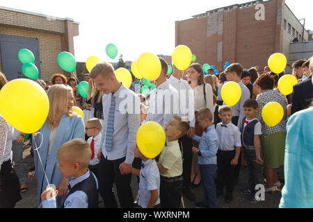 Grodno, Weißrussland - September 02, 2019: Kinder gehen zum ersten Mal in die Schule. 1C Klasse aufgereiht in einer feierlichen Sitzung im 9-th gymn Stockfoto