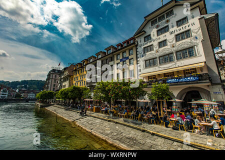 Luzern, Schweiz - 19. MAI 2018: Nicht identifizierte Personen in Luzern Stadt überden See. Luzern ist die Hauptstadt des Kantons Luzern in der Schweiz. Stockfoto