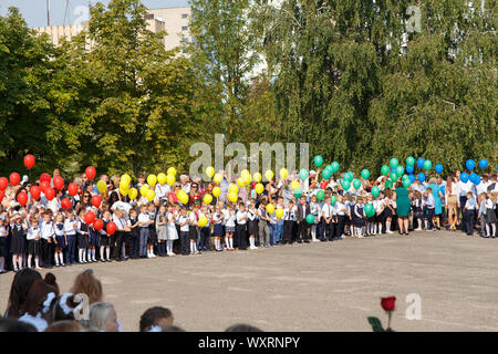 Grodno, Weißrussland - September 02, 2019: Kinder gehen zum ersten Mal in die Schule. 1C Klasse aufgereiht in einer feierlichen Sitzung im 9-th gymn Stockfoto