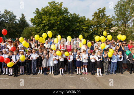 Grodno, Weißrussland - September 02, 2019: Kinder gehen zum ersten Mal in die Schule. 1C Klasse aufgereiht in einer feierlichen Sitzung im 9-th gymn Stockfoto