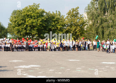 Grodno, Weißrussland - September 02, 2019: Kinder gehen zum ersten Mal in die Schule. 1C Klasse aufgereiht in einer feierlichen Sitzung im 9-th gymn Stockfoto