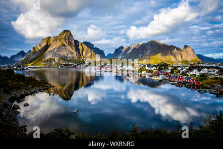 Reine in der Lofoten, Norwegen. Reflexion in Wasser Stockfoto