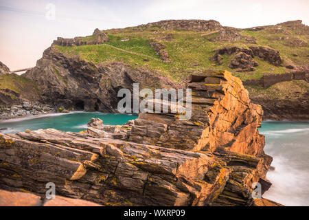 Die Ruinen der Burg Tintagel Tintagel auf Insel bei Sonnenuntergang, ein Standort, der mit der Legende von König Arthur, Cornwall, England, Großbritannien verbunden Stockfoto