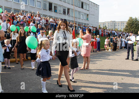 Grodno, Weißrussland - September 02, 2019: Schüler Erstklässler begleiten zu einer feierlichen Sitzung in den 9-th Gymnasium von Grodno. Stockfoto