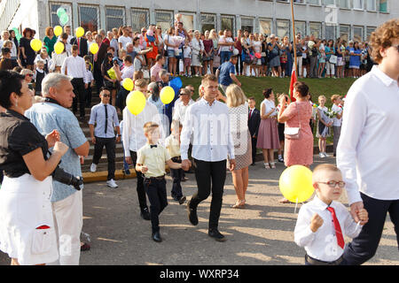 Grodno, Weißrussland - September 02, 2019: Schüler Erstklässler begleiten zu einer feierlichen Sitzung in den 9-th Gymnasium von Grodno. Stockfoto