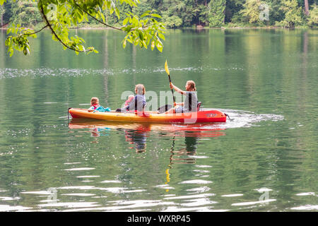 USA, Washington State, Battle Ground Lake State Park. August 18, 2019. Kajakfahrer genießen Sie den See. Stockfoto