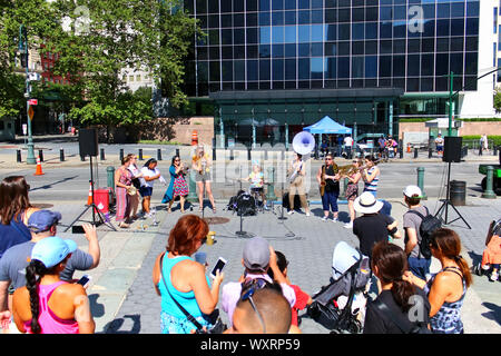 All-Buchse Messing Queens Band tritt am Foley Square mit einer Masse von Hörern im Sommer Straßen in Manhattan am 10. August 2019 in New York, USA Stockfoto