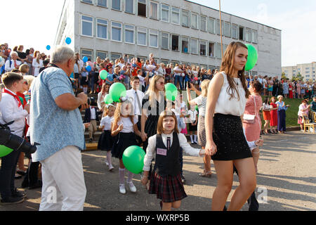 Grodno, Weißrussland - September 02, 2019: Schüler Erstklässler begleiten zu einer feierlichen Sitzung in den 9-th Gymnasium von Grodno. Stockfoto