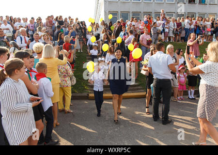 Grodno, Weißrussland - September 02, 2019: der Klassenlehrer begleitet die Schülerinnen und Schüler der Klasse, auf festlichen Treffen in den 9-th Gymnasium von Grodno. Stockfoto