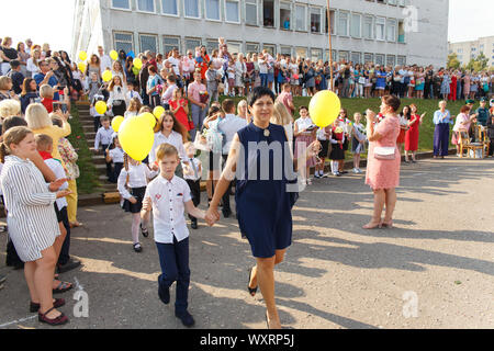 Grodno, Weißrussland - September 02, 2019: der Klassenlehrer begleitet die Schülerinnen und Schüler der Klasse, auf festlichen Treffen in den 9-th Gymnasium von Grodno. Stockfoto