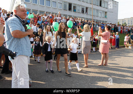 Grodno, Weißrussland - September 02, 2019: Schüler Erstklässler begleiten zu einer feierlichen Sitzung in den 9-th Gymnasium von Grodno. Stockfoto