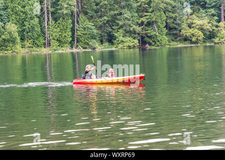 USA, Washington State, Battle Ground Lake State Park. August 18, 2019. Kajakfahrer genießen Sie den See. Stockfoto