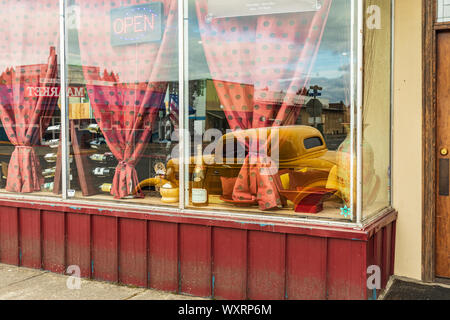 USA, Washington State, Battle Ground. August 19, 2019. Ein klassisches Auto im Fenster eines Cafe wider. Stockfoto
