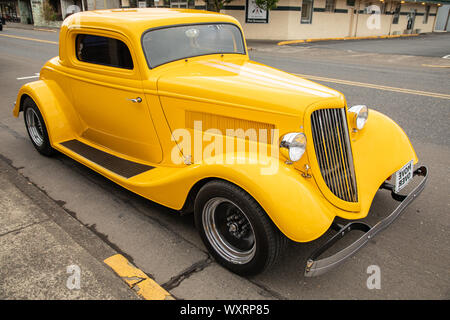 USA, Washington State, Battle Ground. August 19, 2019. Classic Auto auf der Straße geparkt. Stockfoto