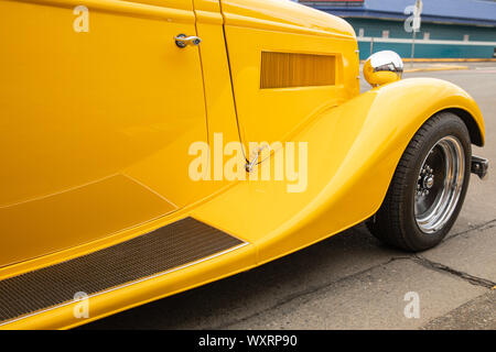 USA, Washington State, Battle Ground. August 19, 2019. Classic Auto auf der Straße geparkt. Stockfoto