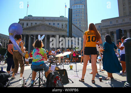 All-Buchse Messing Queens Band tritt am Foley Square mit einer Masse von Hörern im Sommer Straßen in Manhattan am 10. August 2019 in New York, USA Stockfoto