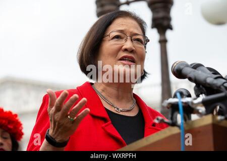Washington DC, USA. 17. Sep 2019. Washington, Vereinigte Staaten von Amerika. 17 Sep, 2019. United States Senator Mazie Hirono (Demokrat von Hawaii) wurde durch mehrere demokratische Senatoren und Jugend Klima Aktivisten während einer Pressekonferenz zum Klimawandel vor dem Kapitol in Washington, DC, USA am 17. September 2019 beigetreten. Credit: Stefani Reynolds/CNP | Verwendung der weltweiten Kredit: dpa/Alamy Leben Nachrichten Quelle: dpa Picture alliance/Alamy leben Nachrichten Stockfoto