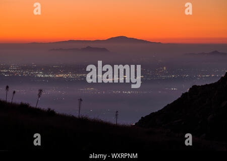 Foggy dawn Aussicht über das San Fernando Valley in Richtung Griffith Park und Santiago Peak in Los Angeles, Kalifornien. Stockfoto