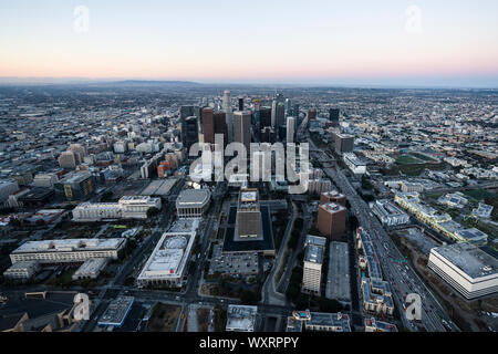 Los Angeles, Kalifornien, USA - 20. Februar 2018: Luftaufnahme der städtischen Downtown Los Angeles Skyline vor Sonnenaufgang.