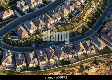 Antenne am späten Nachmittag der vorstädtischen Wohnviertel Dächer im San Fernando Valley Gegend von Los Angeles, Kalifornien. Stockfoto