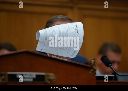 United States Vertreter Doug Collins (Republikaner für Georgien) liest die Vorladung zu Corey Lewandowski im Repräsentantenhaus Ausschuss auf die Justiz Anhörung auf dem Capitol Hill in Washington, DC, USA am 17. September 2019 ausgestellt. Credit: Stefani Reynolds/CNP/MediaPunch Stockfoto