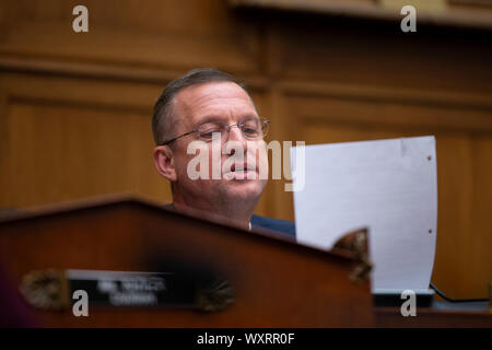 United States Vertreter Doug Collins (Republikaner für Georgien) liest die Vorladung zu Corey Lewandowski im Repräsentantenhaus Ausschuss auf die Justiz Anhörung auf dem Capitol Hill in Washington, DC, USA am 17. September 2019 ausgestellt. Credit: Stefani Reynolds/CNP/MediaPunch Stockfoto