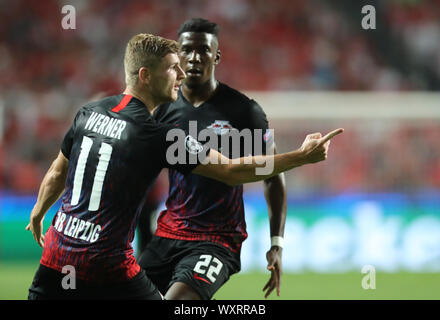 Lissabon, Portugal. 17 Sep, 2019. Fussball: Champions League, Benfica Lissabon - RB Leipzig, Gruppenphase, Gruppe G, 1.Spieltag im Estadio da Luz. Timo Werner aus Leipzig (l) jubelt nach seinem Tor zum 0:1 mit seinem Teamkollegen Nordi Mukiele. Kredite: Jan Woitas/dpa-Zentralbild/dpa/Alamy leben Nachrichten Stockfoto