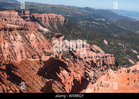 Felsformationen zeigen die Erosion durch Wasser, Wind und Wetter in den roten Sandstein im Cedar Breaks National Monument in Utah in den USA. Stockfoto