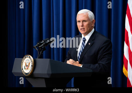 Vice President Mike Pence liefert Erläuterungen zu einem Weißen Haus Einbürgerung Zeremonie in das Eisenhower Executive Office Building in Washington, DC am Dienstag, den 17. September 2019. Foto von Kevin Dietsch/UPI Stockfoto
