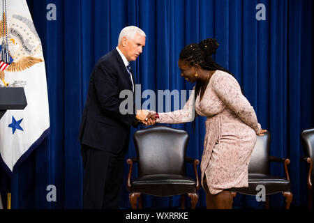 Vice President Mike Pence schüttelt Hände mit einem neu Eingebürgerten amerikanischer Bürger, wie er eine weiße Haus Einbürgerung Zeremonie in das Eisenhower Executive Office Building in Washington, DC am Dienstag, den 17. September 2019 beachtet. Foto von Kevin Dietsch/UPI Stockfoto