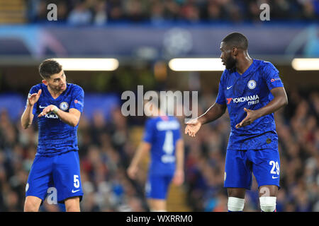 London, Großbritannien. 17 Sep, 2019. 17.September 2019, Stamford Bridge, London, UEFA Champions League, Chelsea vs Valencia: Jorginho (05) von Chelsea und Fikayo Tomori (29) von Chelsea Credit: Romena Fogliati/News Bilder Credit: Aktuelles Bilder/Alamy leben Nachrichten Stockfoto