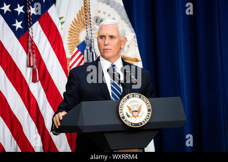 Vice President Mike Pence liefert Erläuterungen zu einem Weißen Haus Einbürgerung Zeremonie in das Eisenhower Executive Office Building in Washington, DC am Dienstag, den 17. September 2019. Foto von Kevin Dietsch/UPI Stockfoto