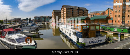 GLOUCESTER QUAYS, ENGLAND - September 2019: Panoramablick auf Yachten in der regenerierte ehemaligen Docks in Gloucester Quays vertäut. Stockfoto