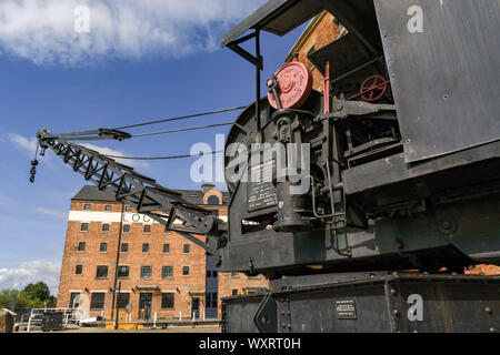 GLOUCESTER QUAYS, ENGLAND - September 2019: Vintage dockside Dampf Kran in der regenerierte ehemaligen Docks in Gloucester Quays. Stockfoto