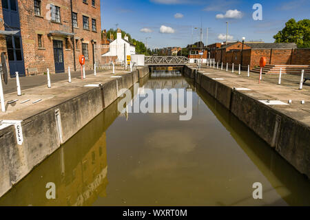 GLOUCESTER QUAYS, ENGLAND - September 2019: Schleuse voll Wasser in der regenerierte ehemaligen Docks in Gloucester Quays. Stockfoto