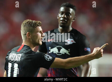 Lissabon, Portugal. 17 Sep, 2019. Fussball: Champions League, Benfica Lissabon - RB Leipzig, Gruppenphase, Gruppe G, 1.Spieltag im Estadio da Luz. Timo Werner aus Leipzig (l) jubelt nach seinem Tor zum 0:1 mit seinem Teamkollegen Nordi Mukiele. Kredite: Jan Woitas/dpa-Zentralbild/dpa/Alamy leben Nachrichten Stockfoto