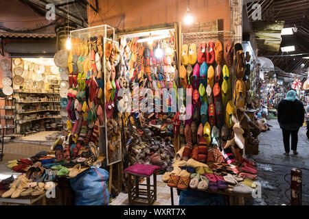 Sandalen und babouches für den Verkauf in den Souks von Marrakesch, Marokko, Maghreb, Nordafrika Stockfoto