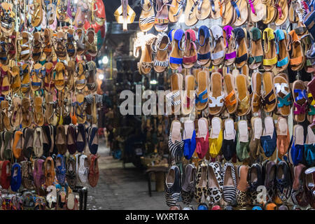 Sandalen und babouches für den Verkauf in den Souks von Marrakesch, Marokko, Maghreb, Nordafrika Stockfoto